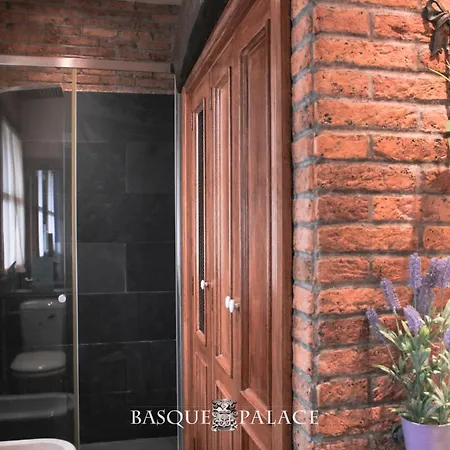 Habitación en casa particular Basque Palace, Mansion Con Jardín, Barbacoa, Gimnasio, Piscina, Sauna